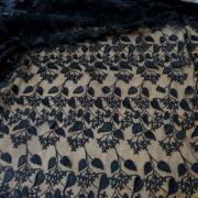 Broderie de feuilles sur resille noire 1 