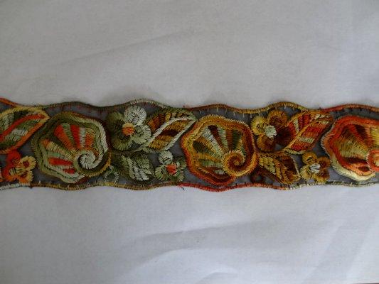 Broderie orange et kaki sur organza noir 01