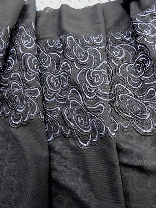 Broderie sur resille noire lycra serree 1 