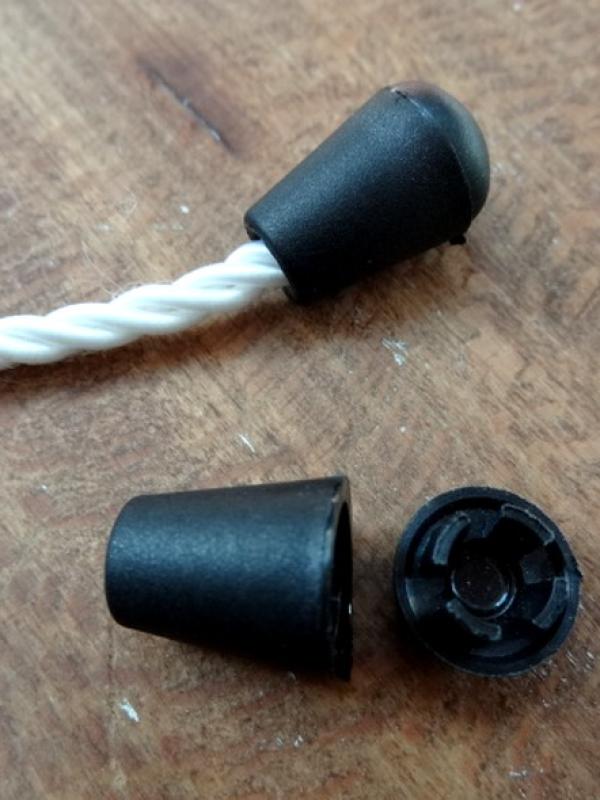 Cache noeud lacet cordon noir 