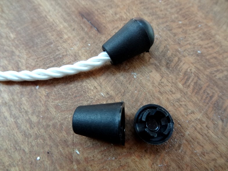 Cache noeud lacet cordon noir