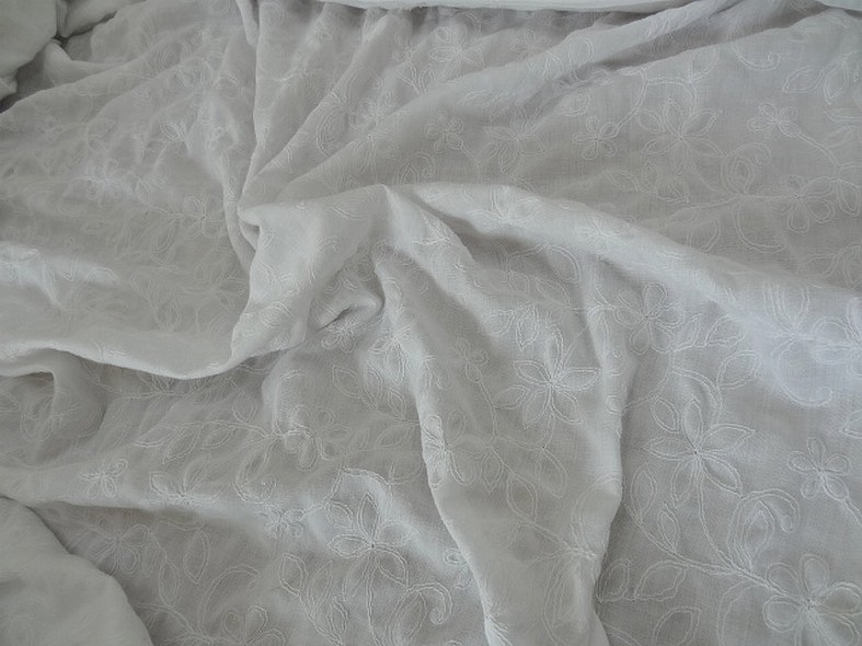 Coton blanc brode de coutures florales 1