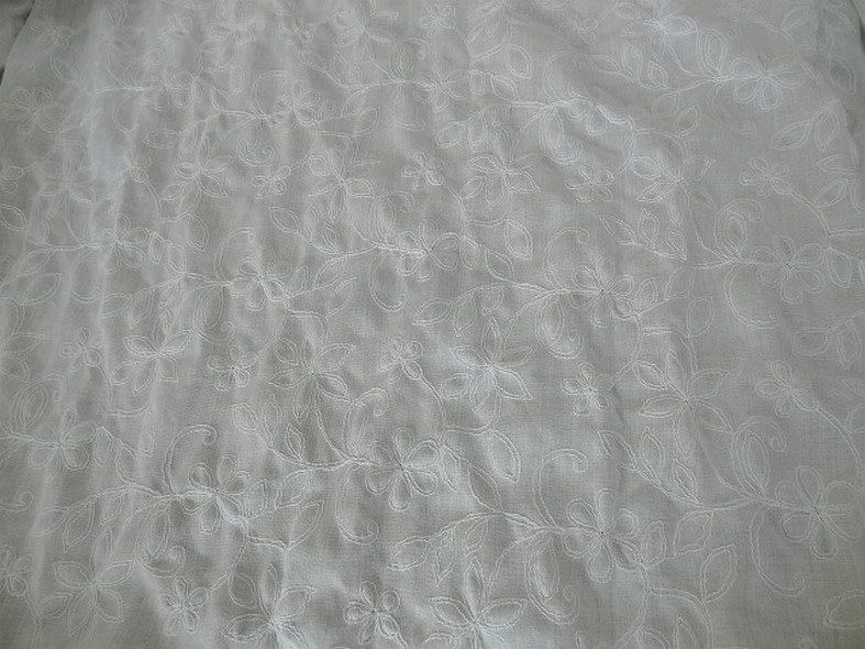 Coton blanc brode de coutures florales 2 