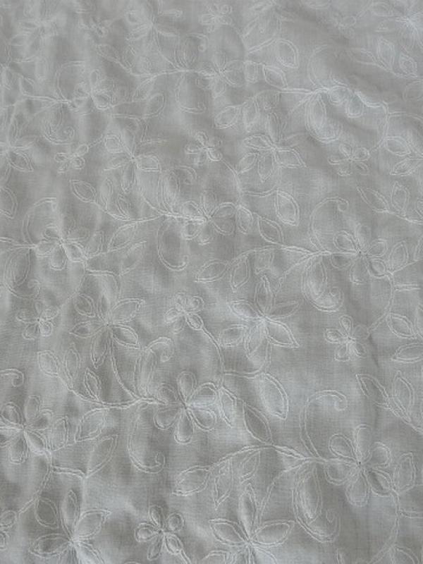 Coton blanc brode de coutures florales 2 