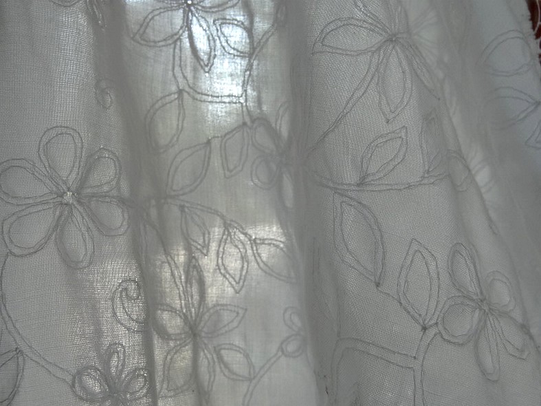 Coton blanc brode de coutures florales 4