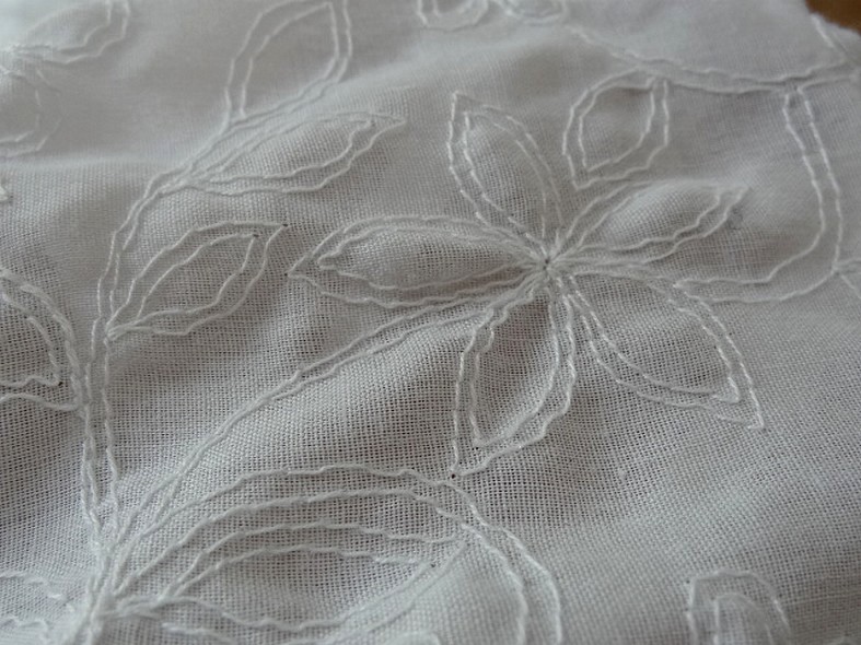 Coton blanc brode de coutures florales 5