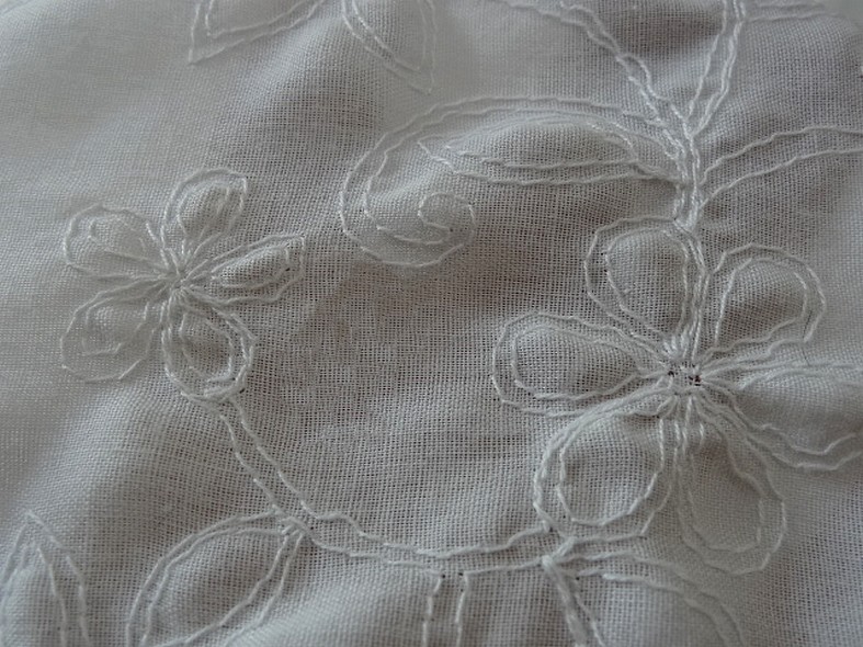 Coton blanc brode de coutures florales 6