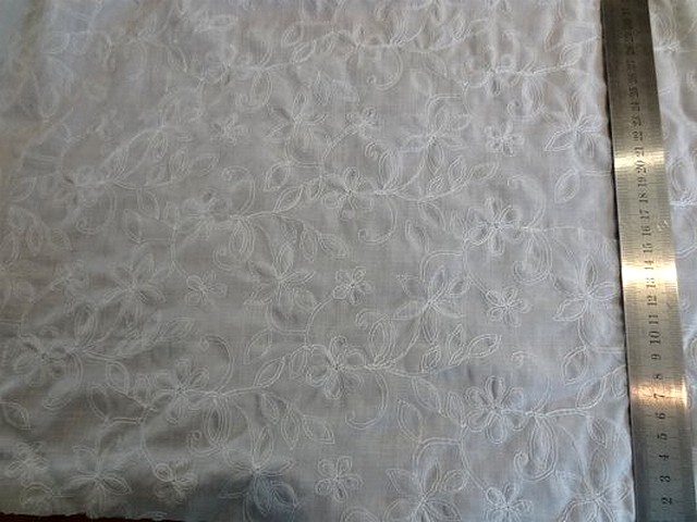 Coton blanc fin brode de fleurs 1