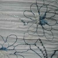 Coton blanc plisse brode de fleurs bleues 1 