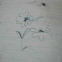Coton blanc plisse brode de fleurs bleues 2 