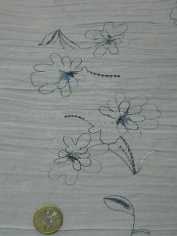 Coton blanc plisse brode de fleurs bleues 4 