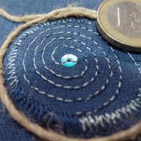 Coton bleu denim brode de fils de lin et sequins 1