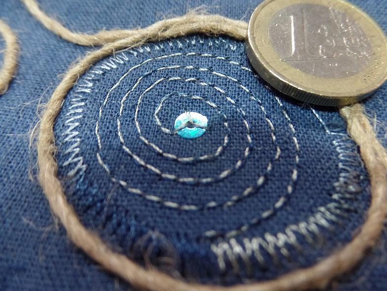 Coton bleu denim brode de fils de lin et sequins 1