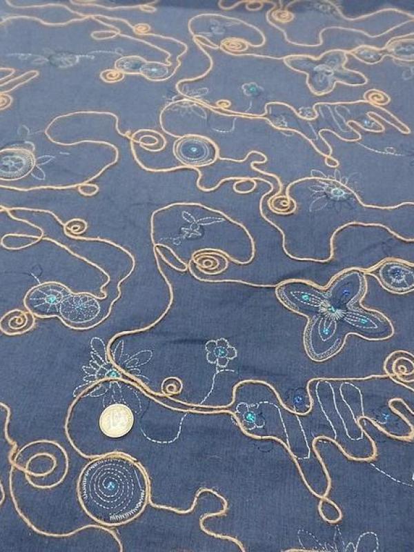 Coton bleu denim brode de fils de lin et sequins 4 