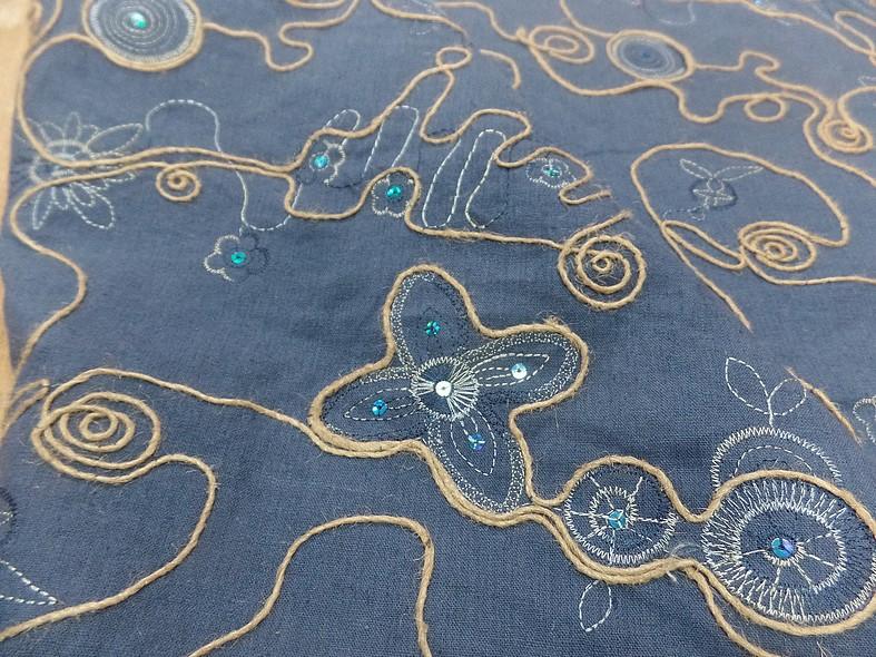 Coton bleu denim brode de fils de lin et sequins 6