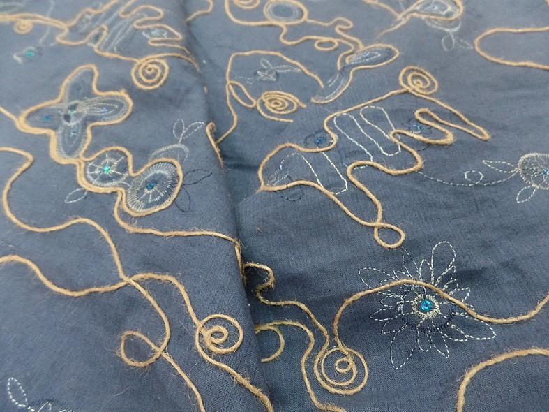 Coton bleu denim brode de fils de lin et sequins 7