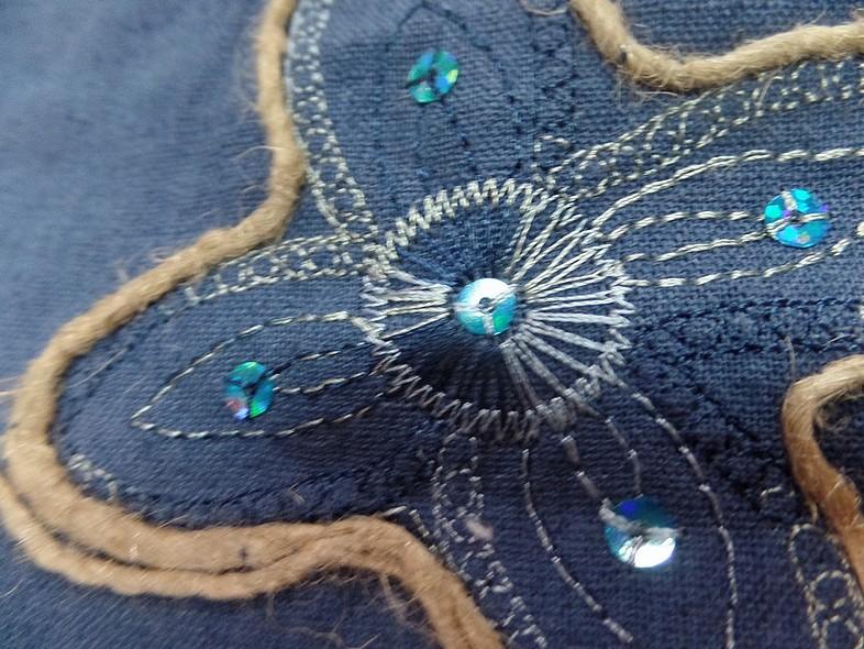 Coton bleu denim brode de fils de lin et sequins 8