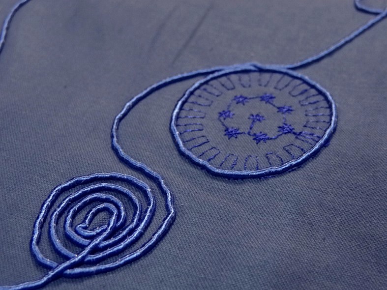 Coton bleu lapis lazuli brode de fils rayonne ton sur ton 1 