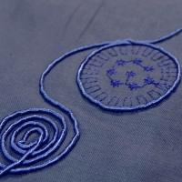 Coton bleu lapis lazuli brode de fils rayonne ton sur ton 1 
