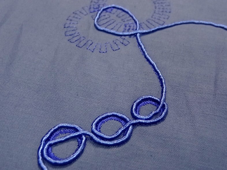 Coton bleu lapis lazuli brode de fils rayonne ton sur ton 2 
