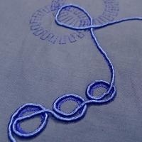 Coton bleu lapis lazuli brode de fils rayonne ton sur ton 2 
