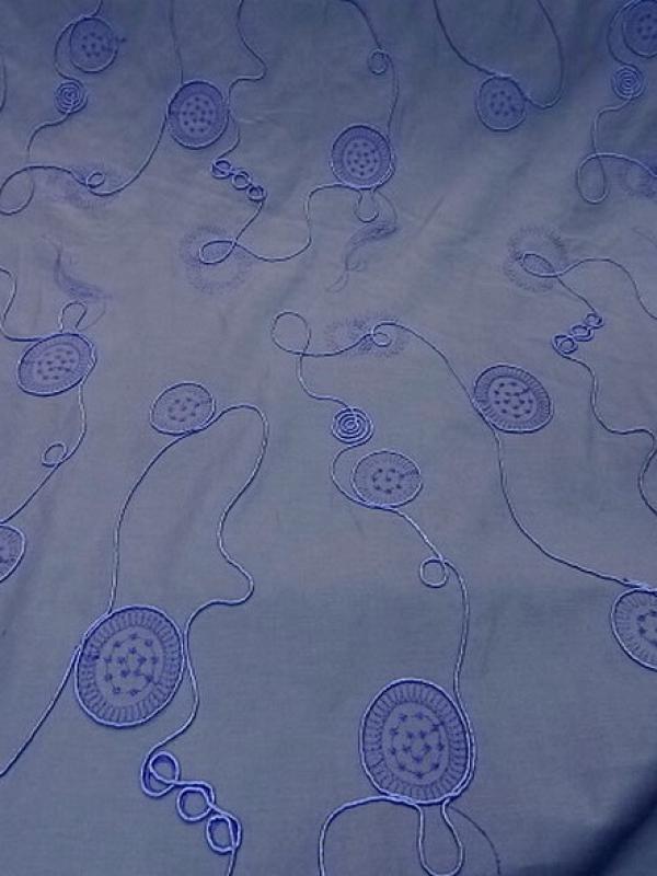 Coton bleu lapis lazuli brode de fils rayonne ton sur ton 3
