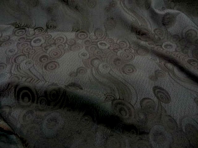 Coton damasse taupe clair motifs volutes 2