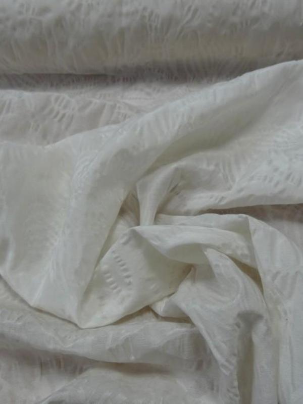 Coton et soie melanges motif cloque teinte blanc casse 1 