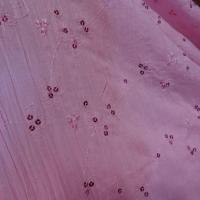 Coton fin rose plisse brode et a sequins 2 
