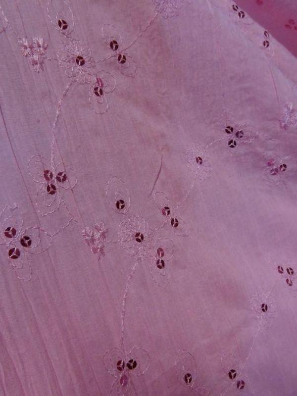 Coton fin rose plisse brode et a sequins 2 