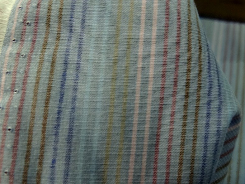 Coton fond gris bleute a fines rayures 1 1