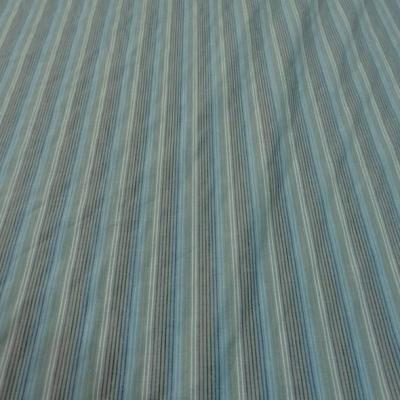 Coton fond gris bleute a fines rayures 1 