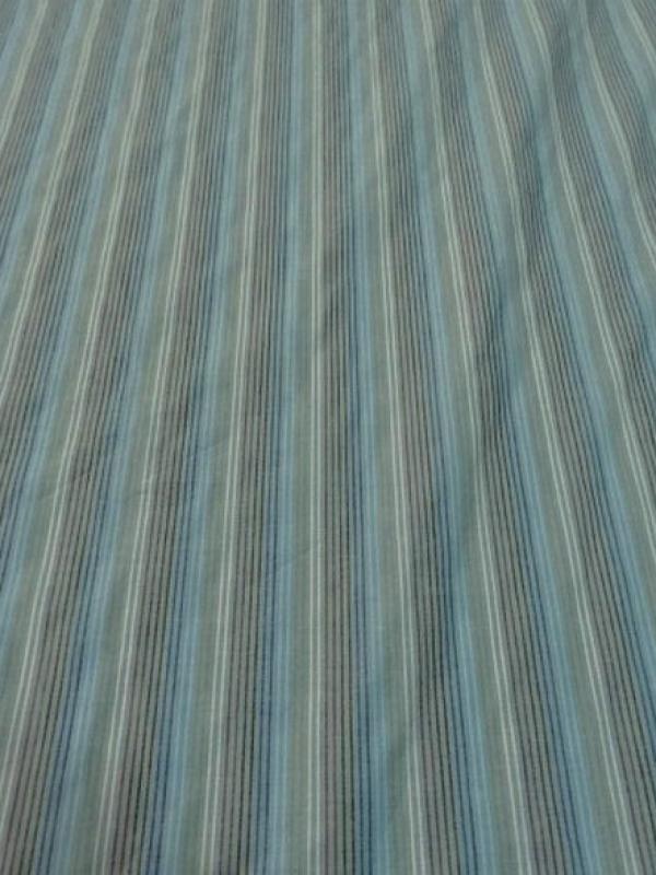Coton fond gris bleute a fines rayures 1 