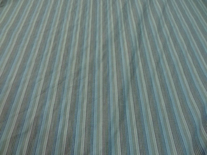 Coton fond gris bleute a fines rayures 1
