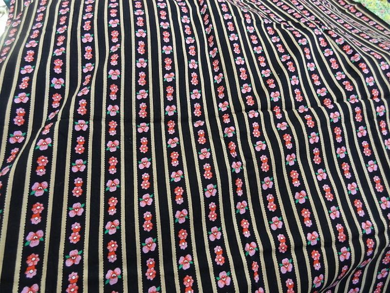Coton fond noir motif fleuri rose vintage 1