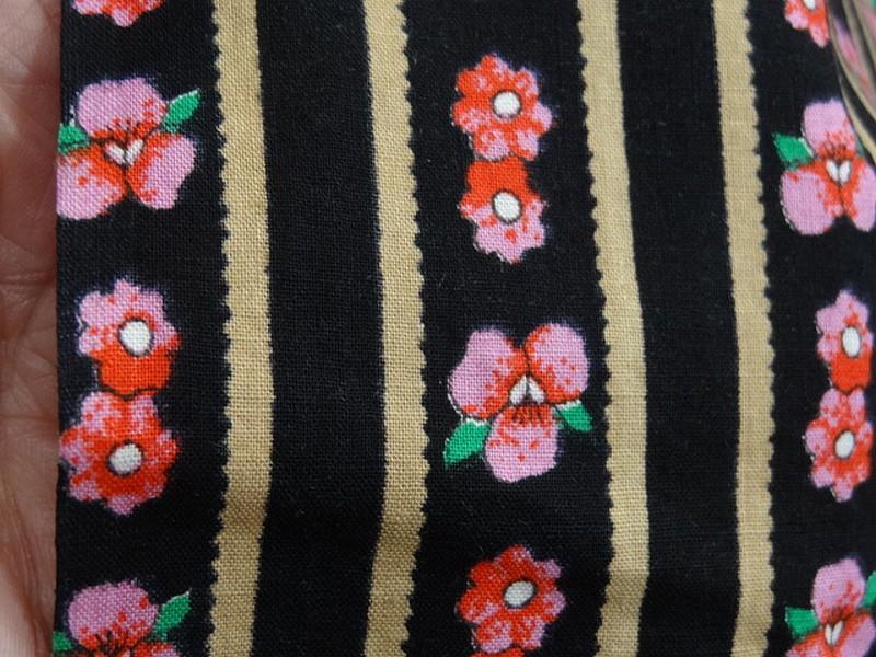 Coton fond noir motif fleuri rose vintage 2