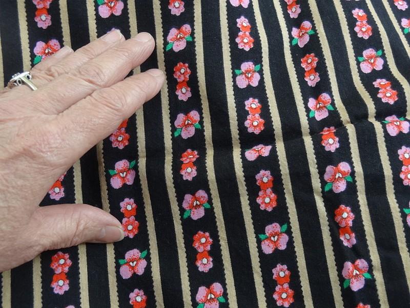 Coton fond noir motif fleuri rose vintage 3