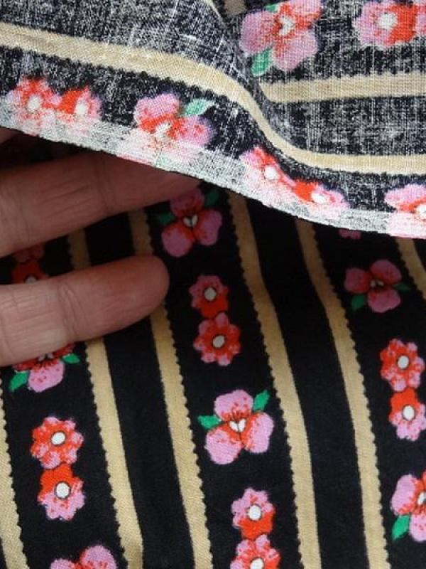 Coton fond noir motif fleuri rose vintage 4