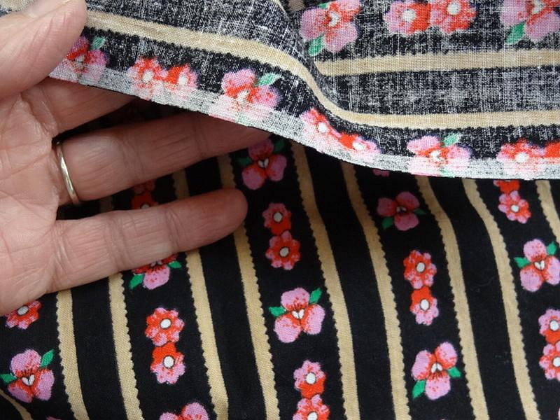 Coton fond noir motif fleuri rose vintage 4