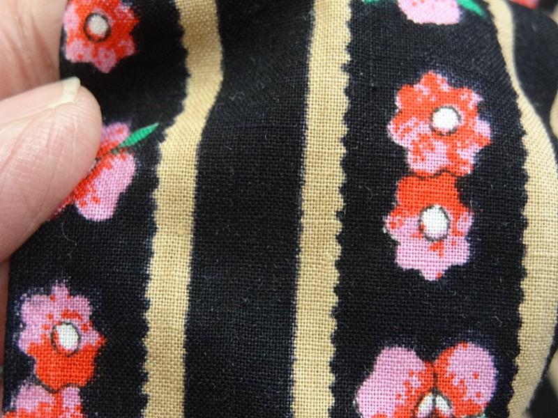 Coton fond noir motif fleuri rose vintage 5