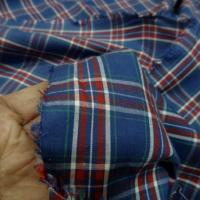 Coton leger fond bleu saphir a carreaux madras 2