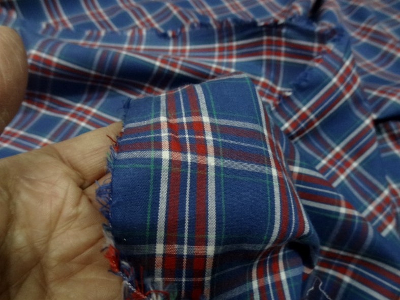 Coton leger fond bleu saphir a carreaux madras 2