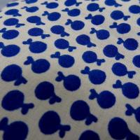 Coton melange blanc casse motif mini pommes bleu outremer 3