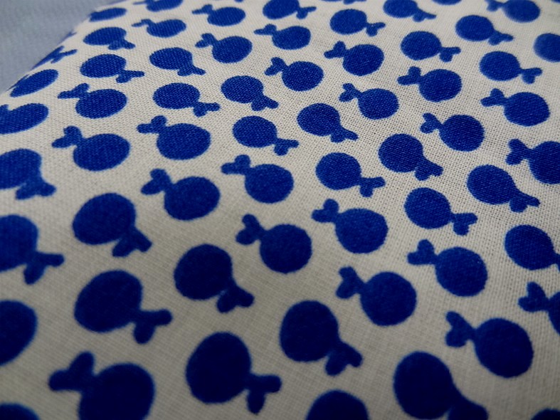 Coton melange blanc casse motif mini pommes bleu outremer 3