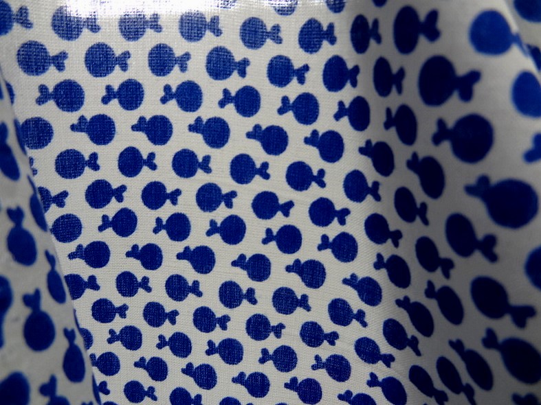 Coton melange blanc casse motif mini pommes bleu outremer 4
