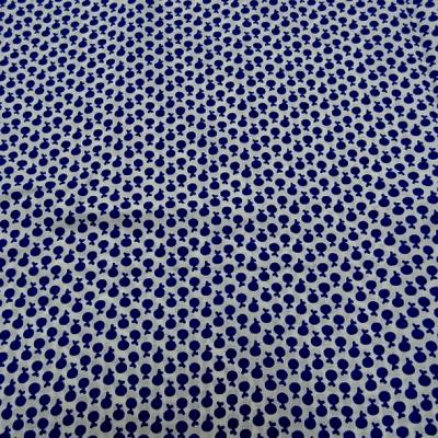 Coton melange blanc casse motif mini pommes bleu outremer 5 