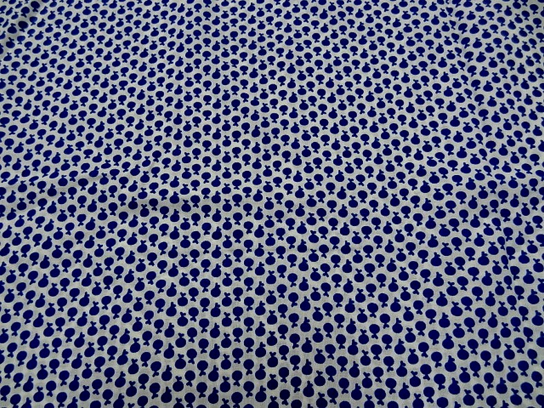 Coton melange blanc casse motif mini pommes bleu outremer 5