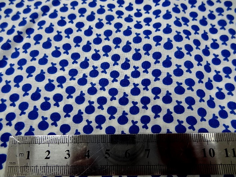 Coton melange blanc casse motif mini pommes bleu outremer 6