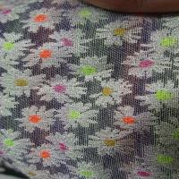 Coton melange faconne marguerites fond gris 1