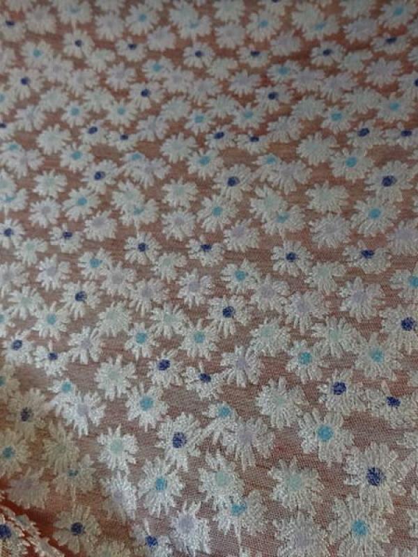 Coton melange faconne marguerites fond vieux rose 1 